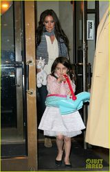 组图：苏瑞粉嫩皮草外套抵寒风 对玩偶做凶狠鬼脸