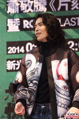 组图：萧敬腾亮相签书会长发飘飘 粉丝挤爆现场