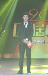 组图：大仁哥陈柏霖亮相国剧盛典 坦言想念林依晨