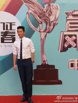 组图：韩庚白衬衣帅气亮相 入围风云榜6提名