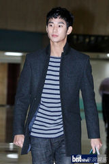 组图：韩星金秀贤帅气亮相机场 赴日宣传新剧