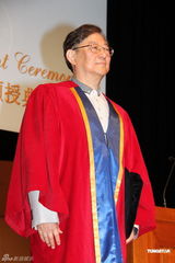 组图：吴思远获颁浸会大学荣誉院士