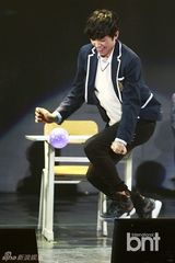 组图：TEENTOP粉丝见面会 卖萌扮女装引爆笑