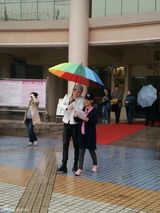 组图：白冰挺大肚回西安待产 老公丁一全程陪护