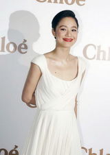 组图：周韵亮相国际品牌时装秀 穿白裙知性温婉