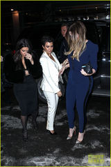 组图：卡戴珊穿深V胸门大开 体态丰腴性感撩人