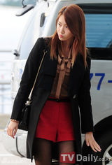 组图：少女时代允儿机场装 黑丝嘟嘴兼具清纯性感