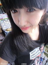 组图：人大形象片登时代广场 校花亮相