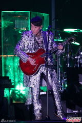 组图：陶喆与辣妹热舞互摸 谢霆锋帅气现身飙歌