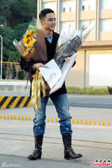 组图：明道退役心情大好 粉丝门口热烈迎接