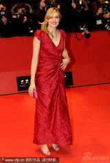 幻灯：本-斯蒂勒《格林伯格》首映 红裙女主角亮丽