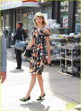 组图：泰勒复古裙秀纤细腰身 袅袅婷婷娇艳如花