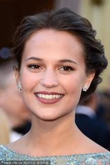 组图：艾丽西卡-维坎德长裙拖地裸背性感