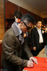 组图：黄志忠亮相活动引围观 款型大叔人气高