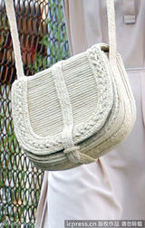 组图：安妮海瑟薇装扮清新可人 与未婚夫十指紧扣