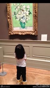 组图：王诗龄游博物馆看音乐剧 甜笑露文艺范儿