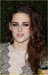 组图：斯图尔特亮相红毯 卷发烟熏妆慵懒十足