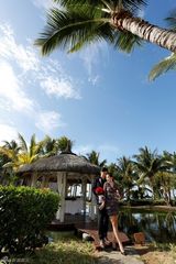 组图：严屹宽杜若溪海外写真 甜蜜拥吻浓情蜜意