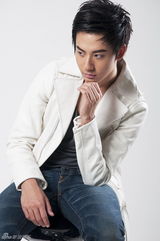 组图：赵文浩拍白衣写真 帅气与个性并存