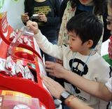 组图：张柏芝带lucas出游 母子二人学做巧克力