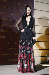 组图：霍思燕优雅现身时尚大秀 深V撩人成焦点