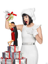 组图：水果姐白色圣诞装似芭比笑容甜美