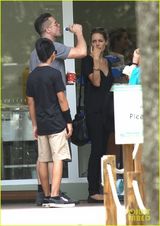 组图：朱莉皮特携孩子们游玩 一家八口声势浩大