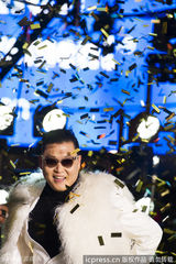 组图：鸟叔跳马舞纽约跨年 小天后泰勒卡莉献唱