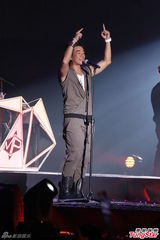 组图：MP魔幻力量安心亚爆乳开唱 任贤齐站台