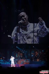 组图：陈奕迅台北火热开唱 台上大玩变装秀