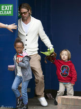 高清图：帅气老爸布拉德-皮特带孩子军团看电影