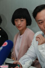 组图：徐濠萦素颜现身香港报业评议会 陈奕迅递交投诉书