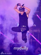 组图：韩国偶像组合神话15周年演唱会