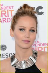 组图：詹妮弗劳伦斯肚兜裙装秀裸背