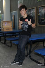 组图：方力申参演青春剧 《Y2K》开放媒体探班