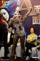 幻灯图：芙蓉姐姐豹纹装扮亮相 银幕处女作打酱油