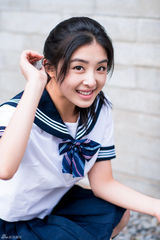 组图：张含韵拍摄杂志封面 穿起校服致青春