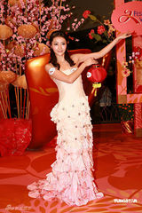 幻灯图集：熊黛林华美礼服亮相 表演优美花灯舞 