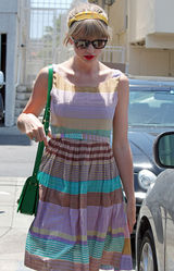 组图：泰勒-斯威夫特彩虹裙出街 红唇美肌玩转撞色