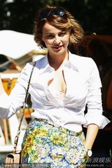 女星维奥兰蒂-贝拉丝度敞衫露内衣星范儿十足