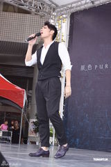 组图：杨宗纬歌迷送养声妙方 不怕与萧敬腾比较