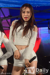 组图：韩女团AOA性感玩湿身 BTOB劲歌热舞