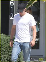 组图：《真爱如血》斯卡斯加德白衣牛仔型男风