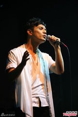 组图：李泰祥骤逝 弟子陈永龙献唱悼念