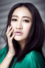 组图：曾泳醍翠绿大片混搭玩转撞色世界