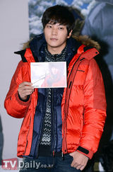 组图：韩星朱元开粉丝签名会 略显疲惫