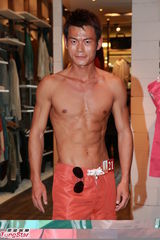 组图：亚洲先生闹市裸身宣传 热门选手大秀腹肌