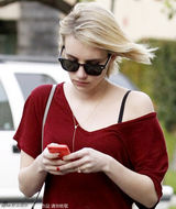 组图：艾玛-罗伯茨露肩装性感抢镜 大方秀钻戒