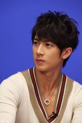 高清组图：吴尊做客新浪花絮照 阳光美男表情百变