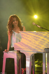 组图：周笔畅睡衣扮猫女 邓紫棋自弹自唱